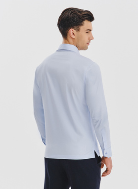 Šviesiai mėlyni trikotažiniai marškiniai