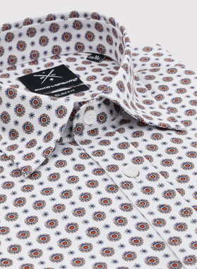 Balti marškiniai raiškiu raštu