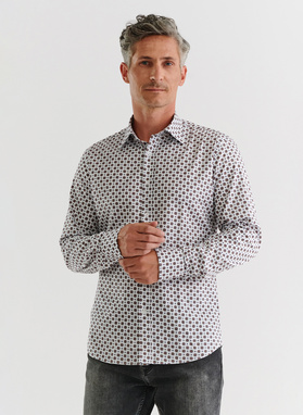 Balti marškiniai raiškiu raštu