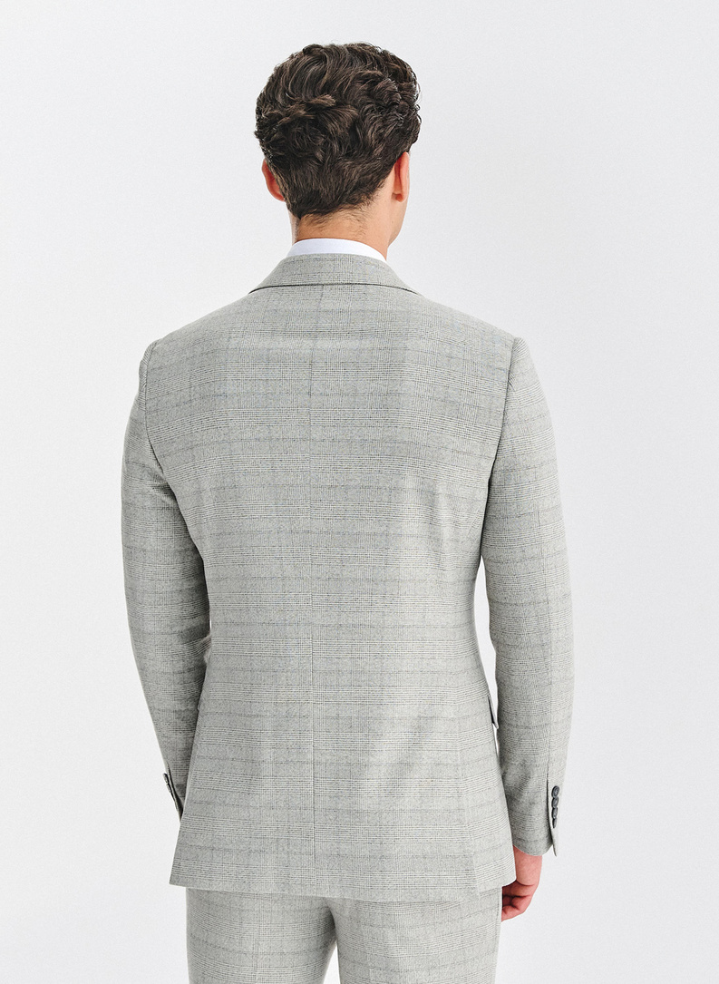 Pilkas languotas vyriškas kostiumas