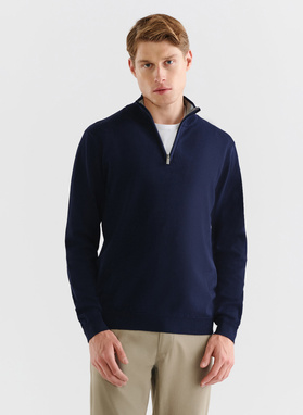 Tamsiai mėlynas megztinis su užtrauktuku sagstoma aukšta stačia apykakle