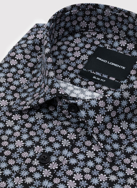 Juodi marškiniai smulkiu raštu