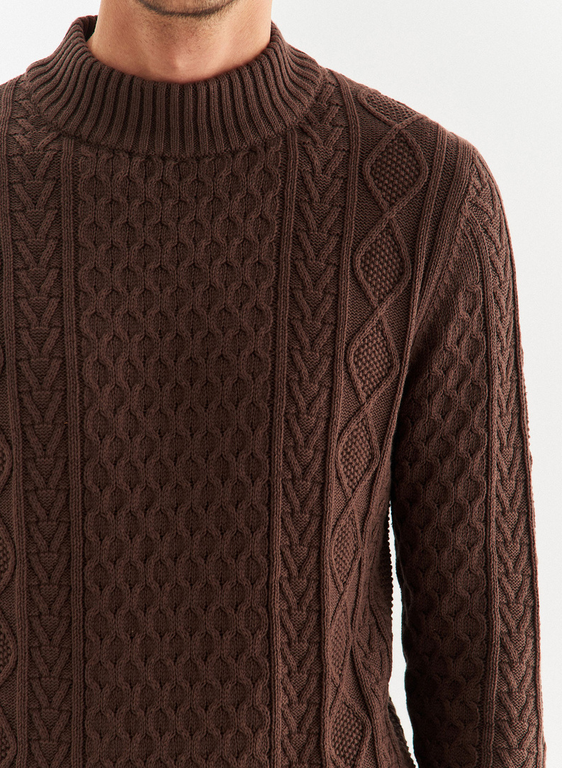 Bronzos spalvos pusgolfis pynutės raštu