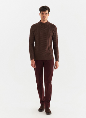 Bronzos spalvos pusgolfis pynutės raštu