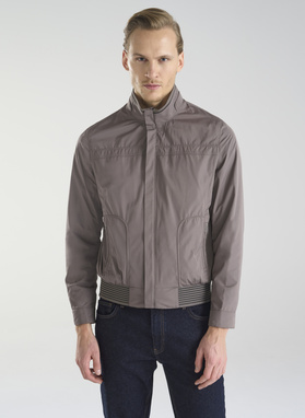 Šviesiai bronzinė trumpa vyriška striukė