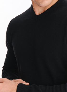 Juodas medvilninis megztinis su V apykakle