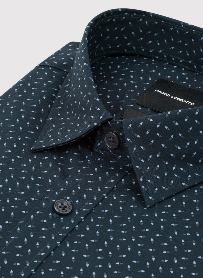 Tamsiai mėlyni marškiniai geometriniu raštu