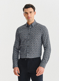 Juodi marškiniai smulkiu raštu