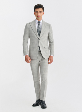 Pilkas languotas vyriškas kostiumas