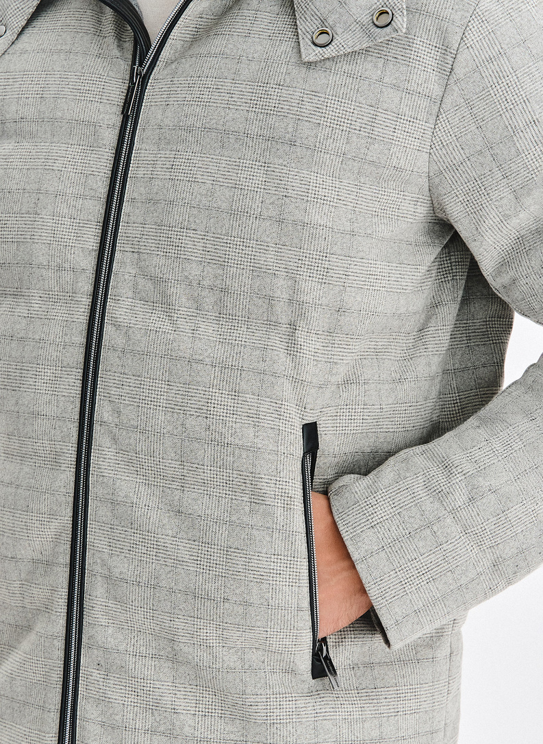 Pilka languota striukė su nusegamu gobtuvu