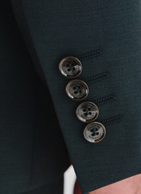 Vilnonis žalias vyriškas kostiumas