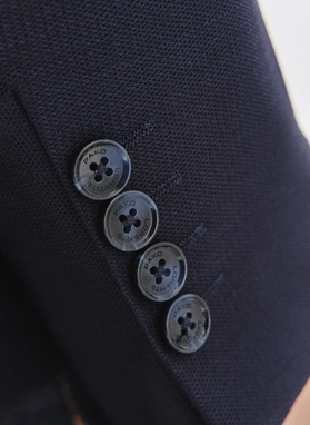 Tamsiai mėlynas vienaeilis švarkas