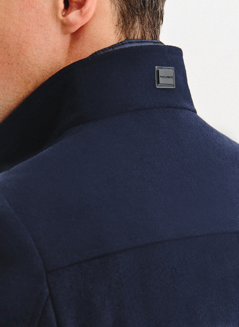 Tamsiai mėlynas vilnonis vyriškas lietpaltis su stačia apykakle