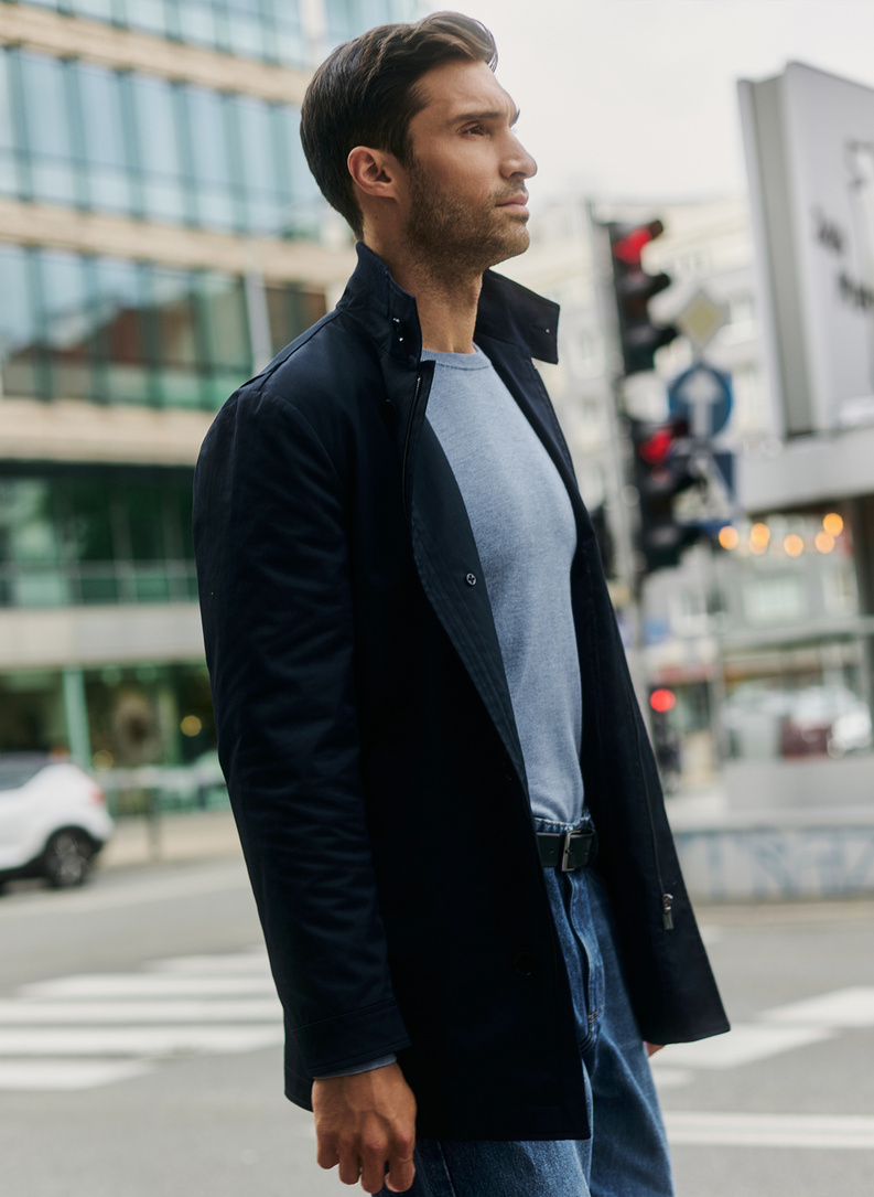 Tamsiai mėlynas rudeninis lietpaltis