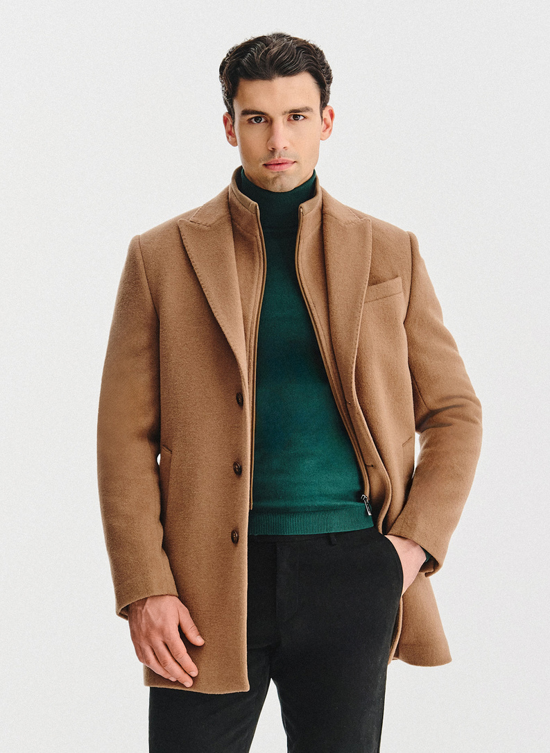 Rusvas vyriškas lietpaltis su nusegama stačia apykakle