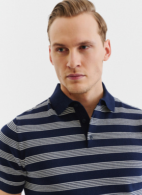 Tamsiai mėlyni dryžuoti polo marškinėliai