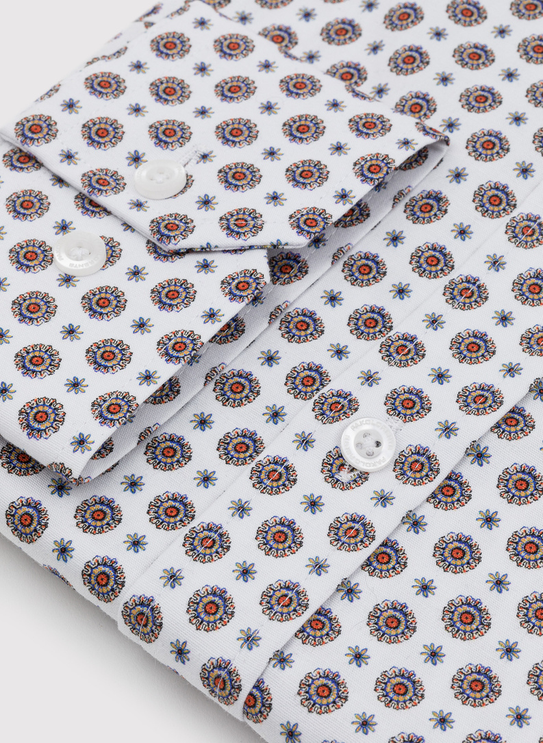 Balti marškiniai raiškiu raštu