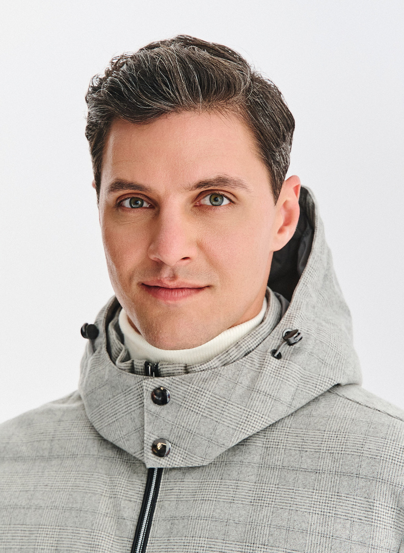 Pilka languota striukė su nusegamu gobtuvu