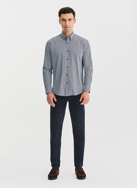 Tamsiai mėlyni marškiniai geometriniu raštu