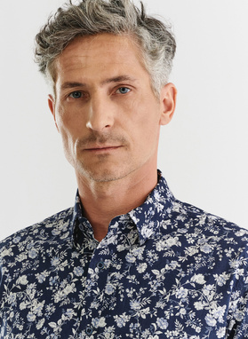 Tamsiai mėlyni gėlėti marškiniai