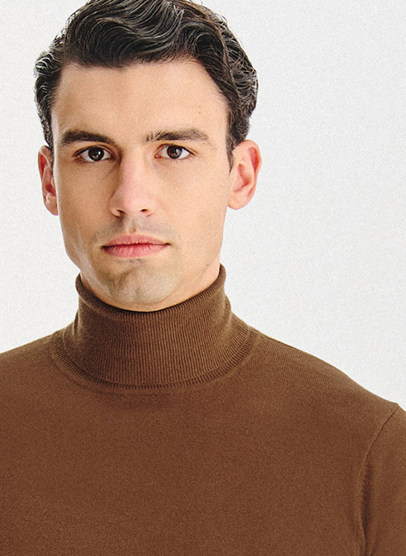 Rusvas vyriškas golfas be raštų