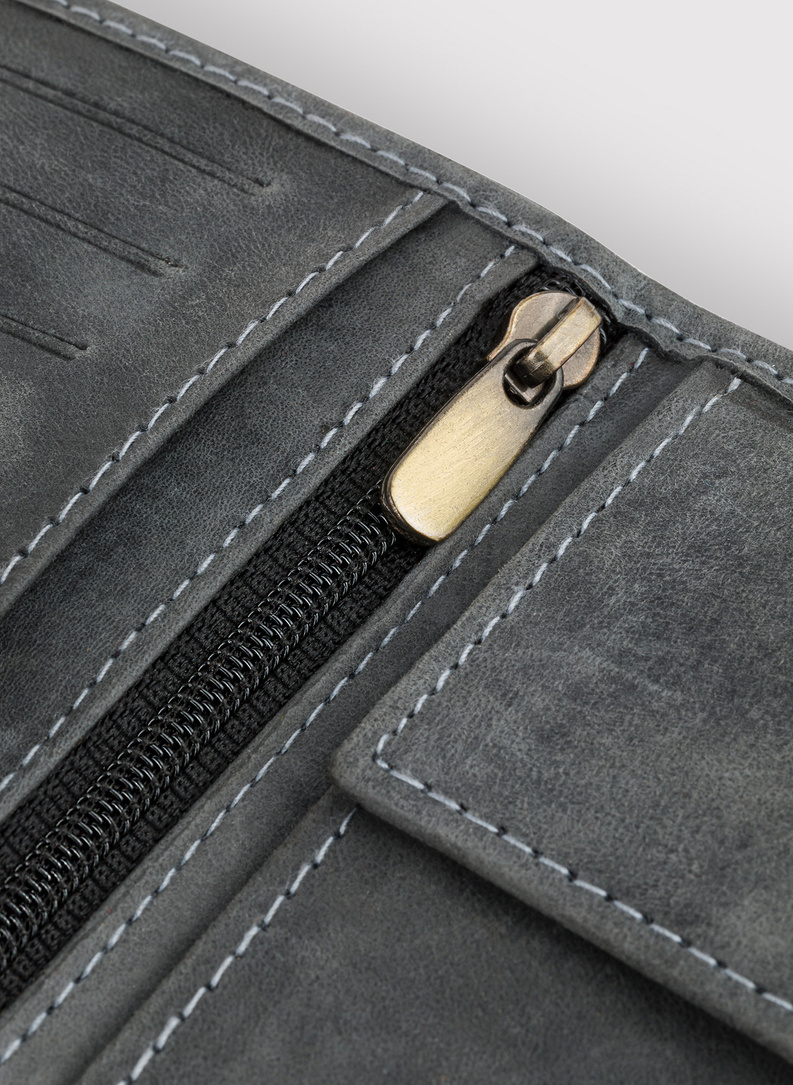 Spūsčiuku užsegama pilka odinė piniginė