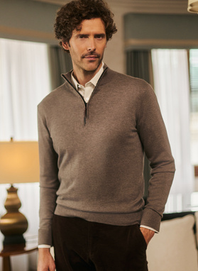 Rudas megztinis su prasegama stačia apykakle