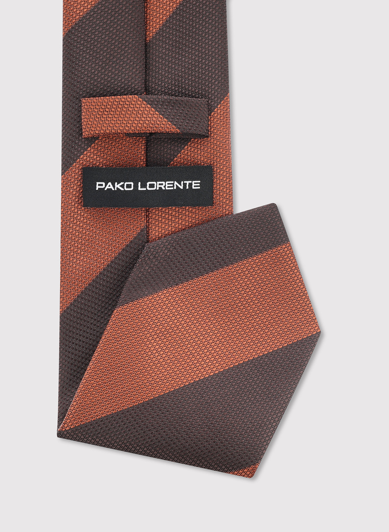 Rudas kaklaraištis juostomis