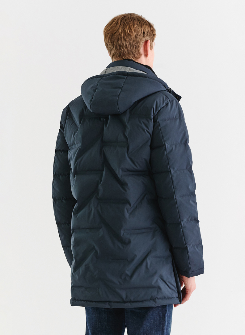 Tamsiai mėlyna dygsniuota striukė su gobtuvu