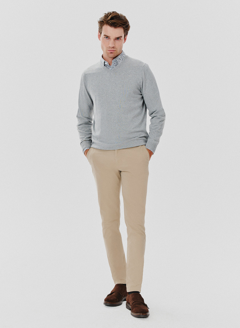 Šviesiai pilkas vyriškas megztinis V apykakle