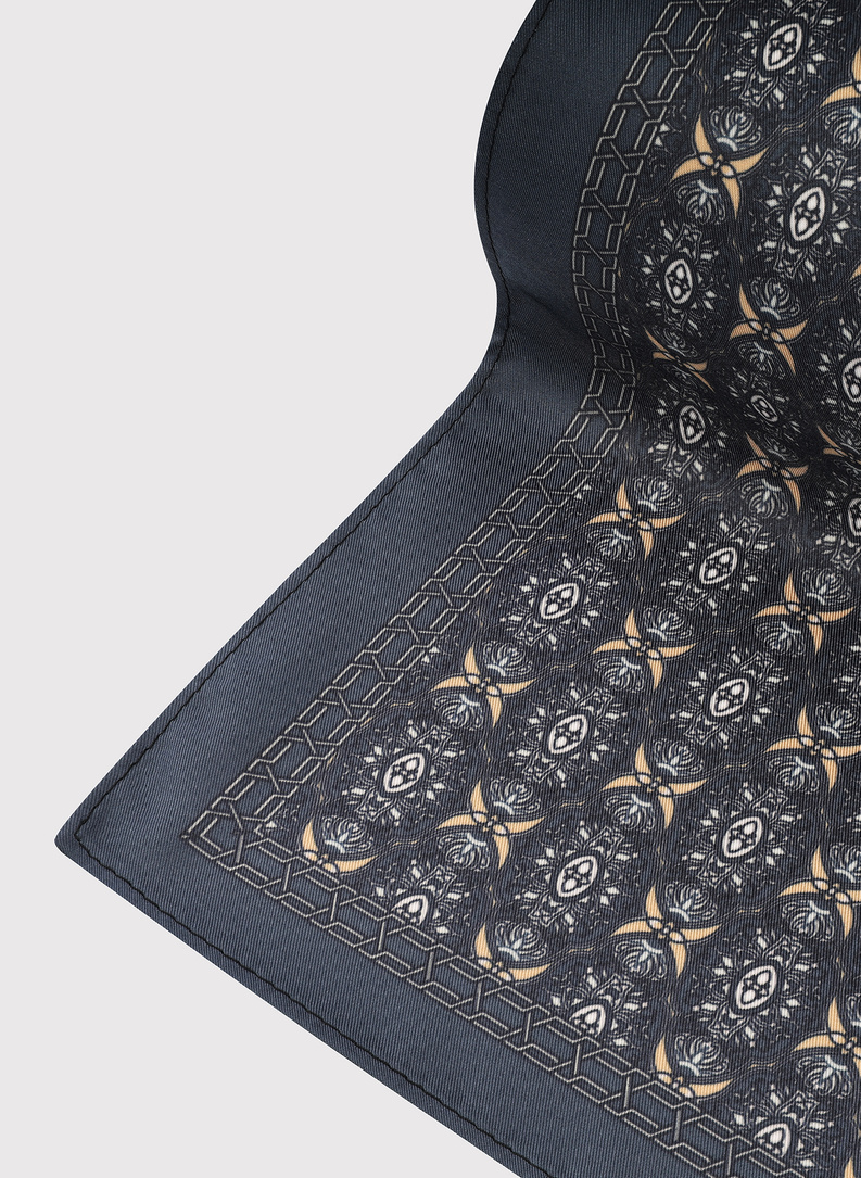 Tamsiai pilka kišeninė nosinaitė geometriniu raštu