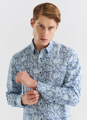 Marškiniai gėlių raštu tamsiai mėlyname fone