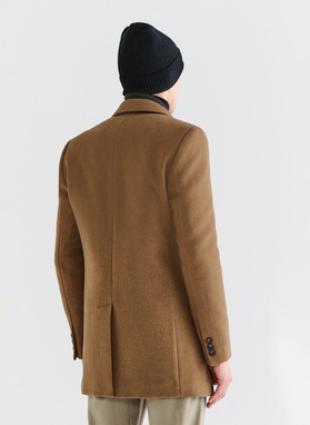 Rusvas vyriškas lietpaltis su nusegama stačia apykakle