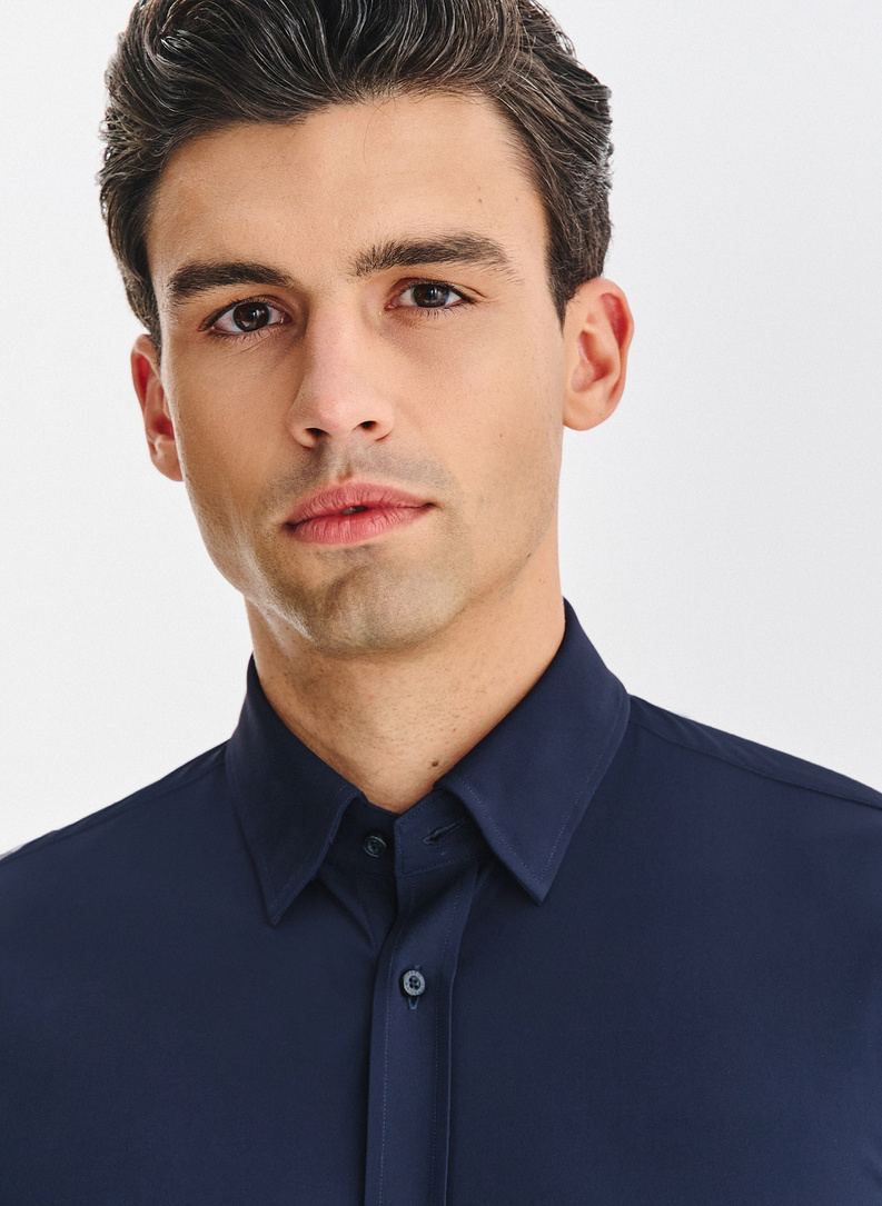 Tamsiai mėlyni vyriški marškiniai