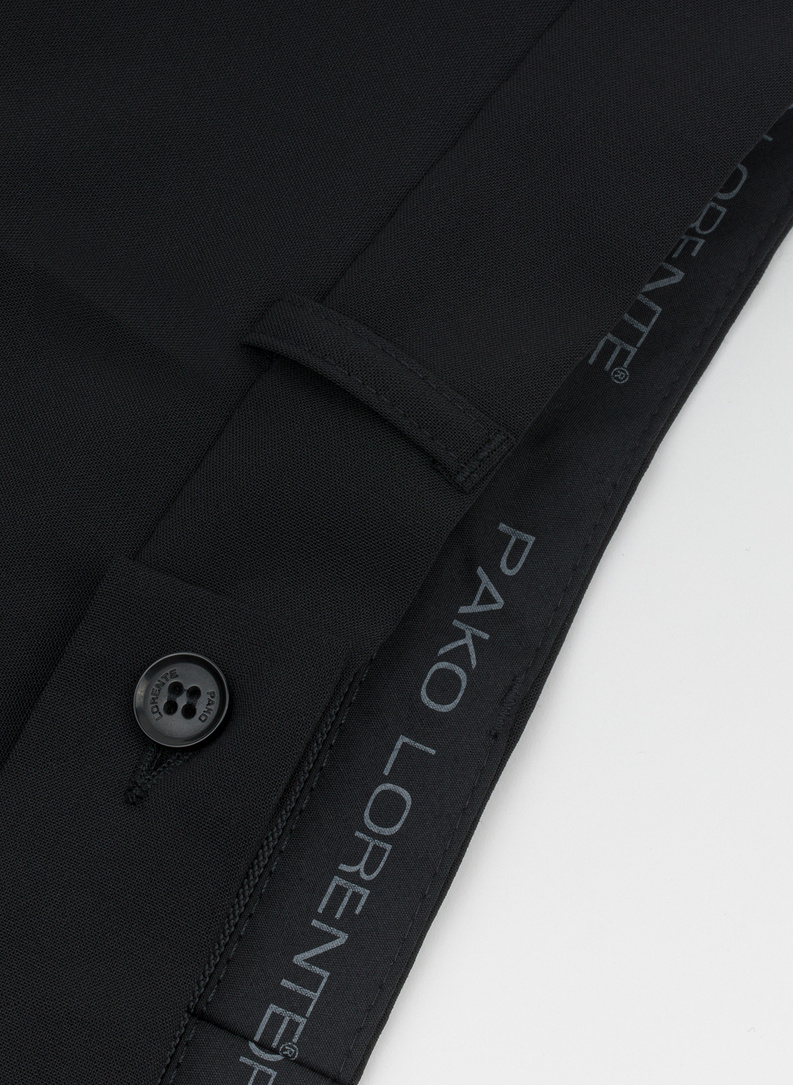 Paprastas juodas kostiumas su vilna