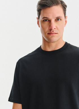 Juodi didžiulio dydžio T marškinėliai