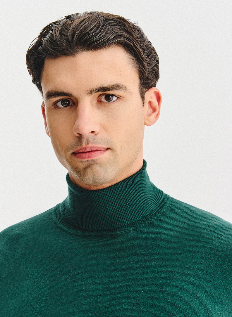 Tamsiai žalias vyriškas golfas be raštų