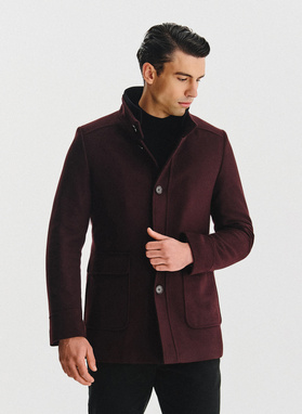 Tamsiai raudonas sagomis sagstomas lietpaltis