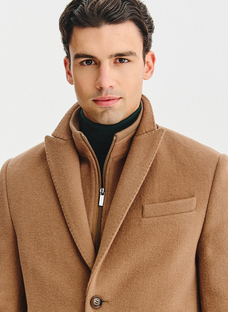 Rusvas vyriškas lietpaltis su nusegama stačia apykakle