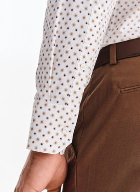 Balti marškiniai su gėlių raštu