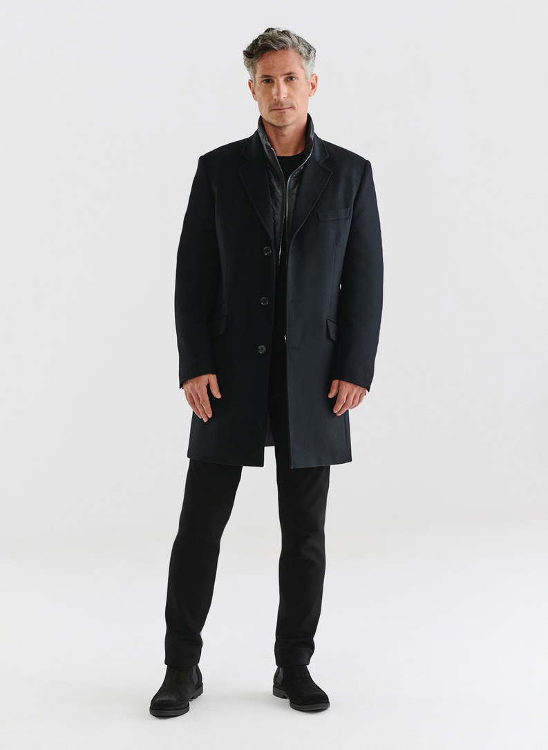 Juodas vyriškas megztinis pynutės raštu