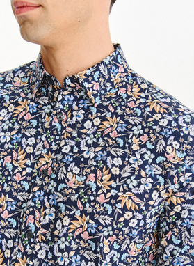 Tamsiai mėlyni gėlėti marškiniai