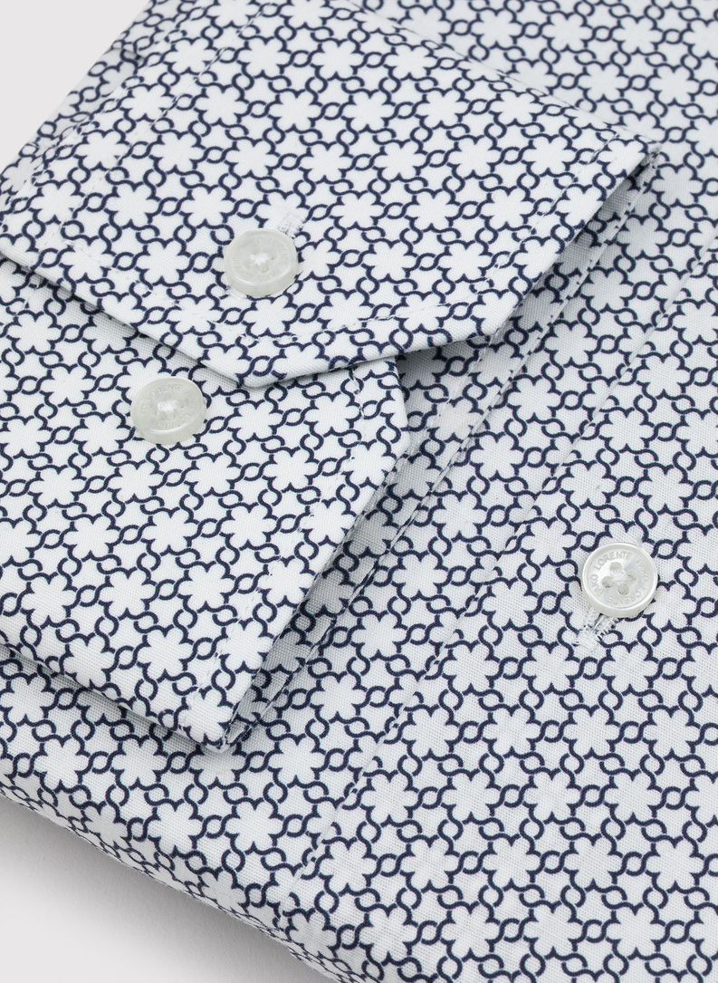 Balti vyriški marškiniai tamsiai mėlynu raštu