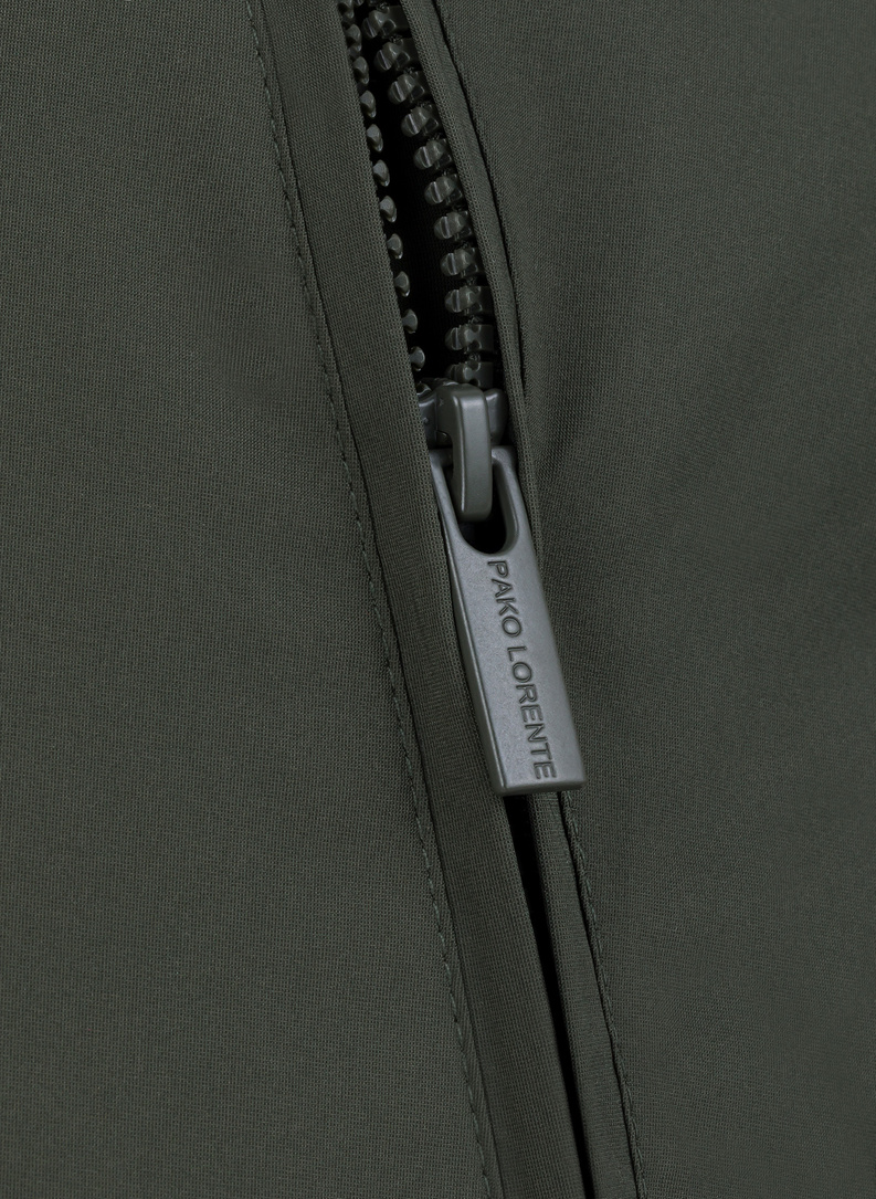 Žalia vyriška striukė, pripildyta natūralių pūkų