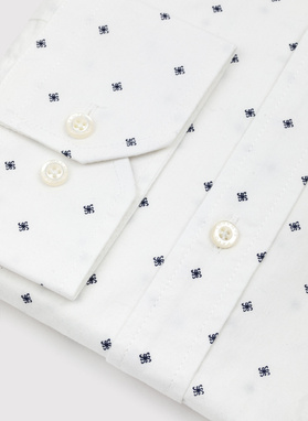 Balti vyriški marškiniai su tamsiai mėlynu smulkiu spaudiniu