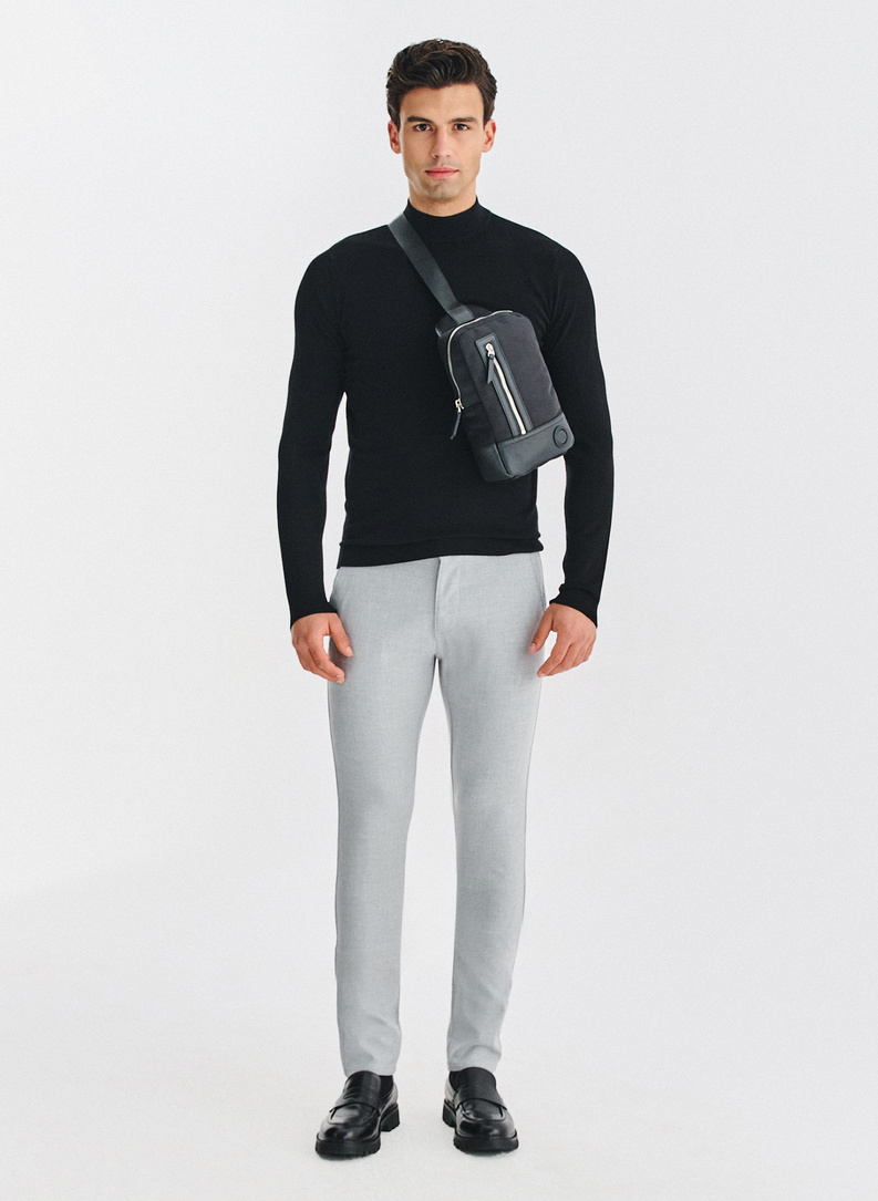 Juoda rankinė per petį