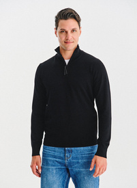 Juodas megztinis su prasegama stačia apykakle