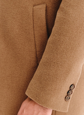 Rusvas vyriškas lietpaltis su nusegama stačia apykakle