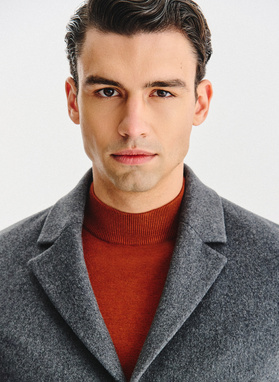 Pilkas lietpaltis su vilna