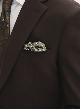 Tamsiai rudas vyriškas kostiumas